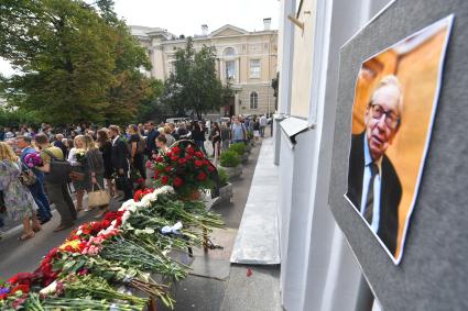 Москва. Цветы на церемонии прощания с президентом факультета журналистики Московского государственного университета (МГУ) имени М.В. Ломоносова Ясеном Засурским во дворе факультета журналистики МГУ.