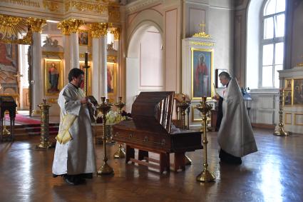 Москва. Отпевание президента факультета журналистики МГУ Ясена Засурского в храме Святой Мученицы Татианы при МГУ.