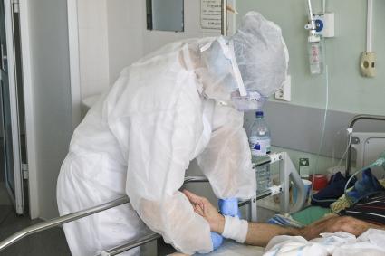Барнаул. Медицинский работник и пациент в госпитале, где оказывают помощь пациентам с коронавирусной инфекцией COVID-19.