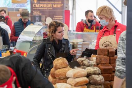 Московская область. Торговля сырами   на гастрономическом фестивале `Сыр Пир Мир`на территории Истринской сыроварни в деревне Дубровское.