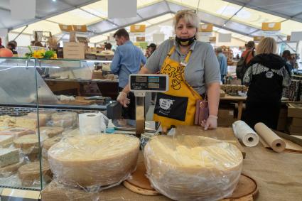 Московская область. Торговля сырами   на гастрономическом фестивале `Сыр Пир Мир`на территории Истринской сыроварни в деревне Дубровское.