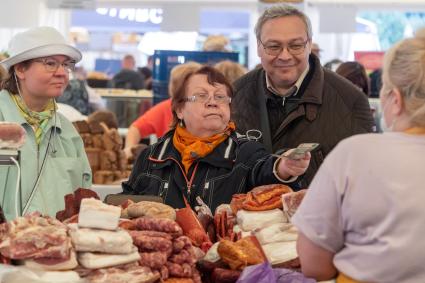 Московская область. Посетители   на гастрономическом фестивале `Сыр Пир Мир`на территории Истринской сыроварни в деревне Дубровское.