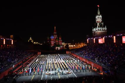 Москва. Церемония открытия XIV Международного военно-музыкального фестиваля `Спасская башня` на Красной площади.