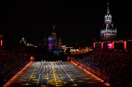 Москва. Военнослужащие роты почетного караула 154-го отдельного комендантского Преображенского полка на церемонии открытия XIV Международного военно-музыкального фестиваля `Спасская башня` на Красной площади.