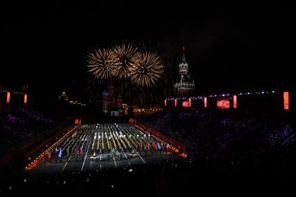 Москва. Салют на церемонии открытия XIV Международного военно-музыкального фестиваля `Спасская башня` на Красной площади.