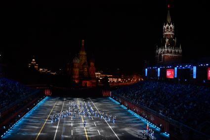 Москва. Музыканты оркестра полиции Катара на церемонии открытия XIV Международного военно-музыкального фестиваля `Спасская башня` на Красной площади.