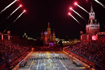 Москва. Церемония открытия XIV Международного военно-музыкального фестиваля `Спасская башня` на Красной площади.