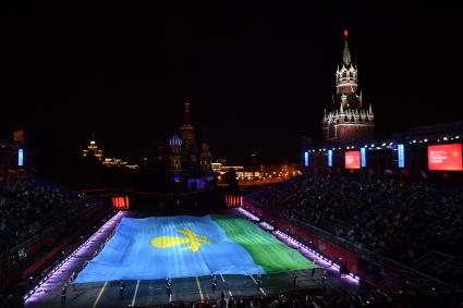 Москва. Флаг ВДВ на церемонии открытия XIV Международного военно-музыкального фестиваля `Спасская башня` на Красной площади.