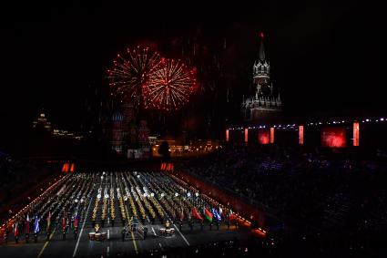 Москва. Салют на церемонии открытия XIV Международного военно-музыкального фестиваля `Спасская башня` на Красной площади.