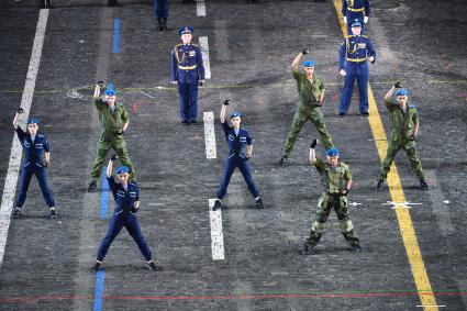 Москва. Сводный оркестр воздушно-десантных войск на церемонии открытия XIV Международного военно-музыкального фестиваля `Спасская башня` на Красной площади.