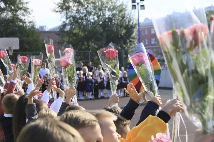 Барнаул. Первоклассники на торжественной линейке, посвященной Дню знаний.