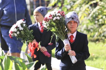 Барнаул. Первоклассники на торжественной линейке, посвященной Дню знаний.