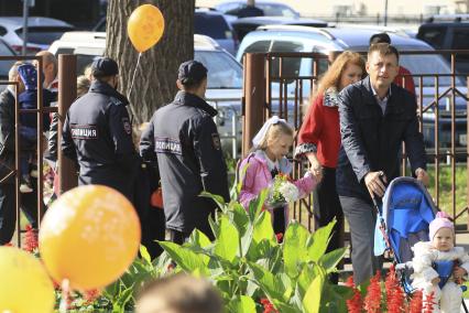 Барнаул. Дети с родителями перед торжественной линейкой, посвященной Дню знаний.