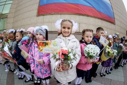 Челябинск. Первоклассники на торжественной линейке, посвященной Дню знаний.