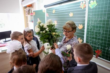 Челябинск. Учительница после торжественной линейки, посвященной Дню знаний в школе.