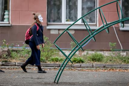 Челябинск. Школьница в маске Гая Фокса в День знаний.