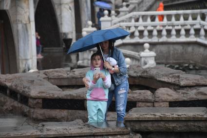 Москва.  Женщина с девочкой у фонтана на Манежной площади.