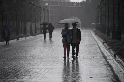 Москва. Прохожие под дождем в Александровском саду.