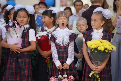 Самара. Первоклассники на торжественной линейке, посвященной Дню знаний.