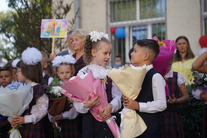 Самара. Первоклассники на торжественной линейке, посвященной Дню знаний.