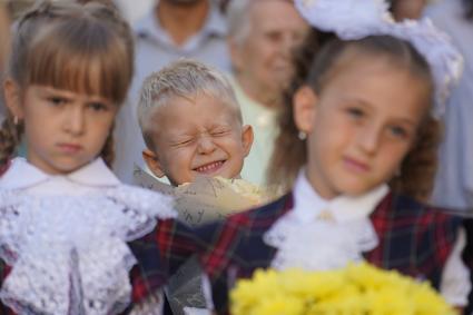 Самара. Первоклассники на торжественной линейке, посвященной Дню знаний.