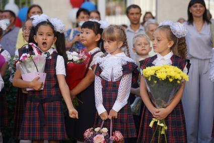 Самара. Первоклассники на торжественной линейке, посвященной Дню знаний.