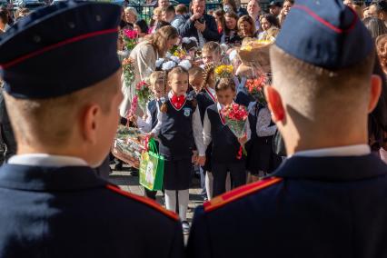 Санкт-Петербург. Первоклассники на торжественной линейке, посвященной Дню знаний.