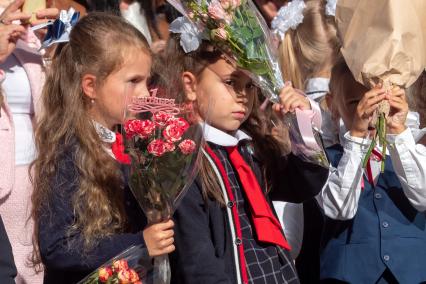 Санкт-Петербург. Первоклассники на торжественной линейке, посвященной Дню знаний.