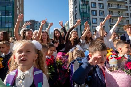 Санкт-Петербург. Школьники на торжественной линейке, посвященной Дню знаний.