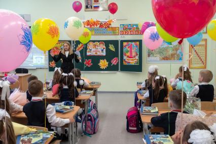 Санкт-Петербург. Первоклассники на ознакомительном уроке после торжественной линейки, посвященной Дню знаний.