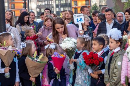 Санкт-Петербург. Первоклассники на торжественной линейке, посвященной Дню знаний.