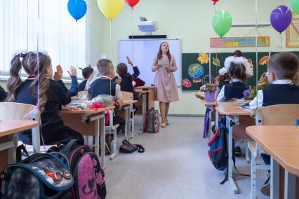 Санкт-Петербург. Первоклассники на ознакомительном уроке после торжественной линейки, посвященной Дню знаний.