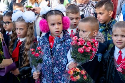 Санкт-Петербург. Первоклассники на торжественной линейке, посвященной Дню знаний.