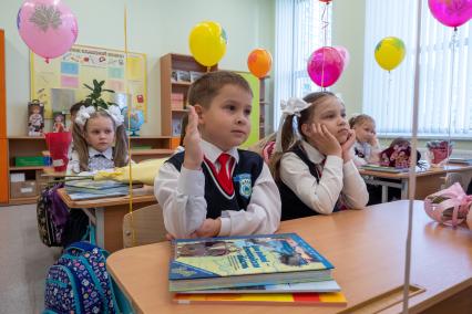 Санкт-Петербург. Первоклассники на ознакомительном уроке после торжественной линейки, посвященной Дню знаний.