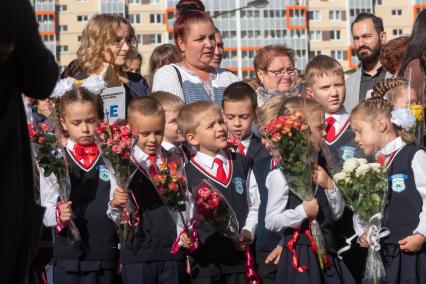 Санкт-Петербург. Первоклассники на торжественной линейке, посвященной Дню знаний.