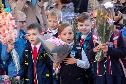 Санкт-Петербург. Первоклассники на торжественной линейке, посвященной Дню знаний.