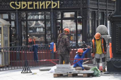 Москва. Рабочие проводят ремонтные работы на Манежной площади.