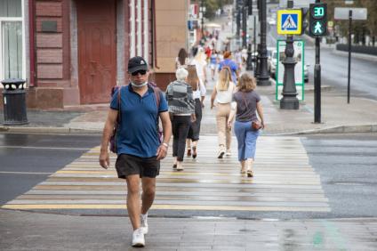 Пермь. Люди переходят дорогу по пешеходному переходу.