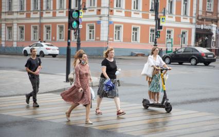 Пермь. Люди переходят дорогу по пешеходному переходу.