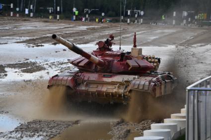 Московская область. Алабино. Танк Т-72Б3 команды военнослужащих Азербайджана  во время финальных соревнований танковых экипажей в рамках конкурса `Танковый биатлон-2021` на полигоне  Алабино  в рамках VII Армейских международных игр `АрМИ-2021`.