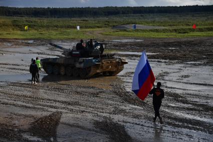 Московская область. Алабино. Экипаж из России на танке Т-72Б3  во время финальных соревнований танковых экипажей в рамках конкурса `Танковый биатлон-2021` на полигоне  Алабино  в рамках VII Армейских международных игр `АрМИ-2021`.