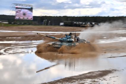 Московская область. Алабино. Экипаж из России на танке Т-72Б3  во время финальных соревнований танковых экипажей в рамках конкурса `Танковый биатлон-2021` на полигоне  Алабино  в рамках VII Армейских международных игр `АрМИ-2021`.