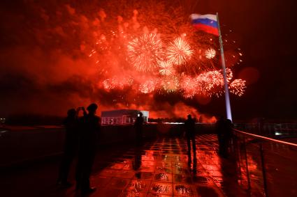 Московская область. Алабино.  Праздничный салют после  финальных соревнований танковых экипажей в рамках конкурса `Танковый биатлон-2021` на полигоне  Алабино  в рамках VII Армейских международных игр `АрМИ-2021`.