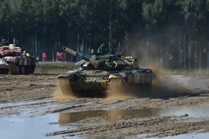 Московская область. Алабино. Танк Т-72Б3 команды военнослужащих Казахстана  во время финальных соревнований танковых экипажей в рамках конкурса `Танковый биатлон-2021` на полигоне  Алабино  в рамках VII Армейских международных игр `АрМИ-2021`.