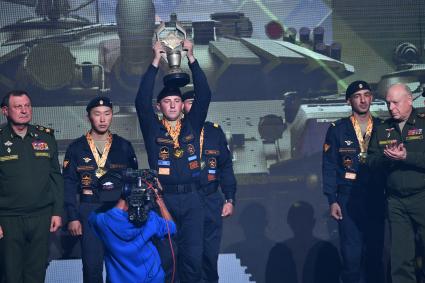 Московская область. Алабино. Члены экипажа танка Т-72Б3 команды России на церемонии награждения победителей соревнований танковых экипажей в рамках конкурса `Танковый биатлон-2021` на полигоне Алабино в рамках VII Армейских международных игр `АрМИ-2021`.