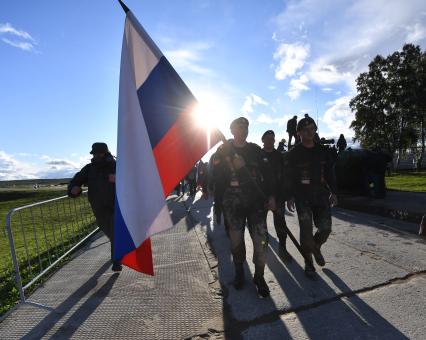 Московская область. Алабино. Экипаж из России во время финальных соревнований танковых экипажей в рамках конкурса `Танковый биатлон-2021` на полигоне  Алабино  в рамках VII Армейских международных игр `АрМИ-2021`.