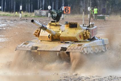 Московская область. Алабино. Танк Type 96B команды военнослужащих КНР  во время финальных соревнований танковых экипажей в рамках конкурса `Танковый биатлон-2021` на полигоне  Алабино  в рамках VII Армейских международных игр `АрМИ-2021`.