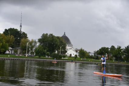 Москва. Первый международный фестиваль `Большой океан` на ВДНХ. Сапсерфинг.