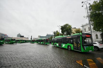 Екатеринбург. Передача новых автобусов работающих на газомоторном топливе предприятию \'Гортранс\' по программе \'Безопасные и качественные автомобильные дороги\'.