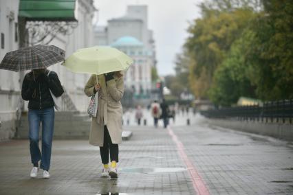 Екатеринбург. Девушки с зонтами во время дождя